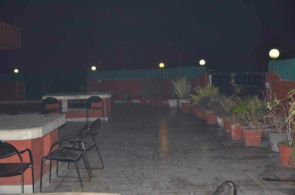 Oyo Hotel Silver Shine Near Gurudwara Shri Bangla Sahib New Delhi Extérieur photo