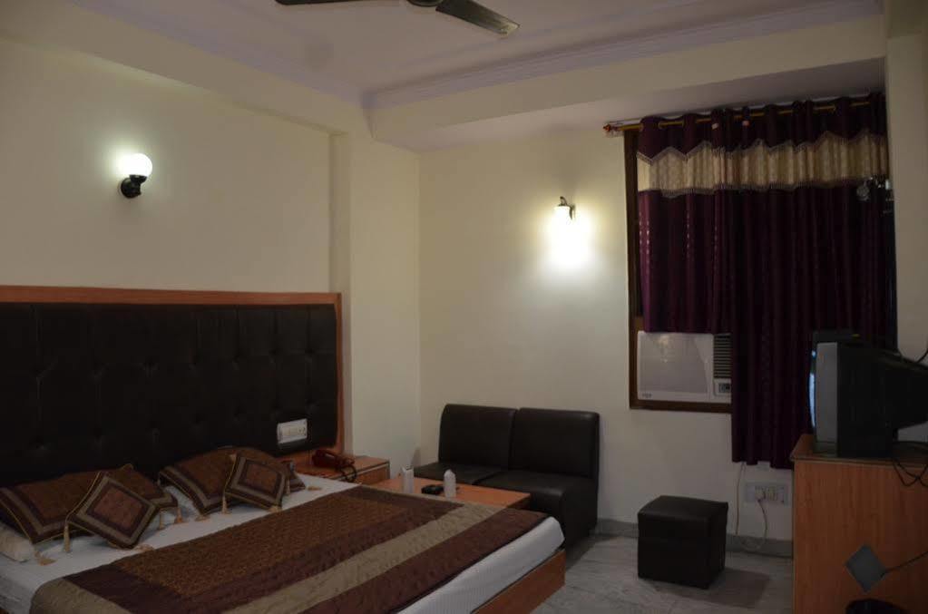 Oyo Hotel Silver Shine Near Gurudwara Shri Bangla Sahib New Delhi Extérieur photo